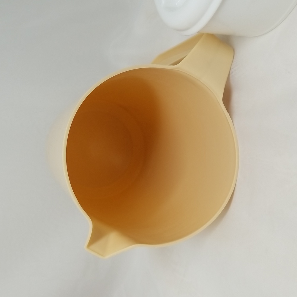 Vintage Rubbermaid Plastic Pitcher - Picture 12 of 14